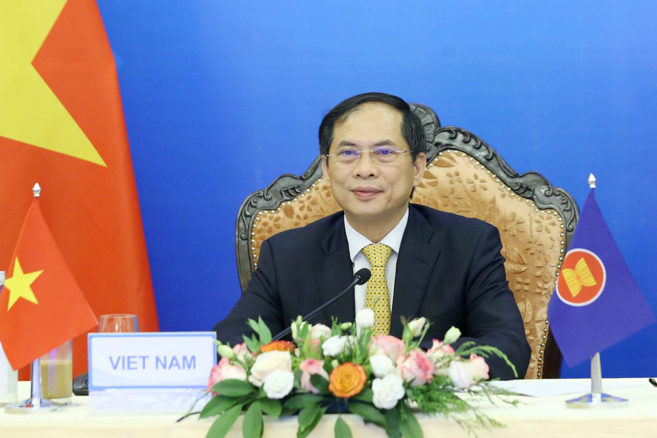 Hình ảnh Bộ trưởng Bộ Ngoại giao Bùi Thanh Sơn tại Hội nghị trực tuyến Bộ trưởng Ngoại giao ASEAN-Hoa Kỳ. (Ảnh: Phạm Kiên/TTXVN)