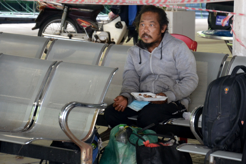 Bữa trưa vội của người đàn ông trên con đường về quê tránh dịch. (Ảnh: Quốc Dũng/TTXVN)