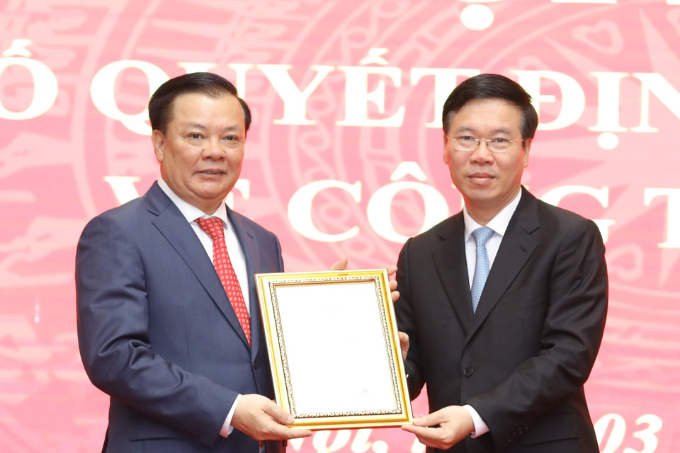 Ông Võ Văn Thưởng, Ủy viên Bộ Chính trị, Thường trực Ban Bí thư trao Quyết định của Bộ Chính trị phân công ông Đinh Tiến Dũng giữ chức Bí thư Thành ủy Hà Nội. (Ảnh: Văn Điệp/TTXVN)