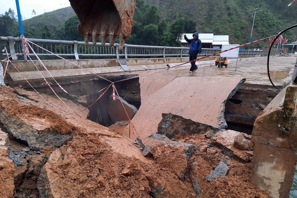 Sạt lở mố cầu bêtông dẫn vào khu tái định cư Bằng La, xã Trà Leng, huyện Nam Trà My, tỉnh Quảng Nam. (Ảnh: TTXVN phát)