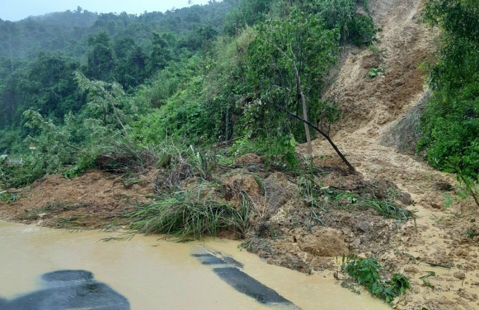 Mưa to nhiều ngày khiến đất đá tại km 100+200 Quốc lộ 19C, khu vực Đèo Trà Kê, thôn Ma Gú, xã Sơn Phước, huyện Sơn Hòa, Phú Yên bị sạt lở. (Ảnh: TTXVN phát)