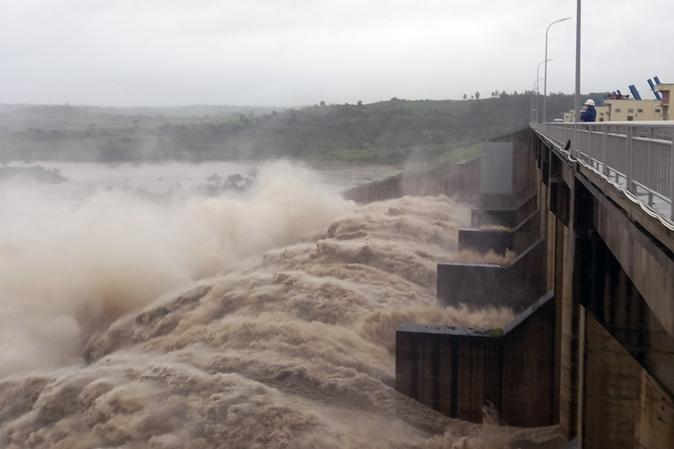  Hồ thủy điện Sông Ba Hạ xả lũ về hạ du với mức 9.000m3/s (vào lúc 15 giờ ngày 30/11/2021). (Ảnh: Xuân Triệu/TTXVN)