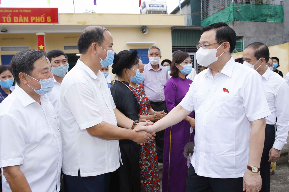 Chủ tịch Quốc hội Vương Đình Huệ với cử tri tại đơn vị bỏ phiếu số 2, phường An Tường, thành phố Tuyên Quang. (Ảnh: Doãn Tấn/TTXVN)