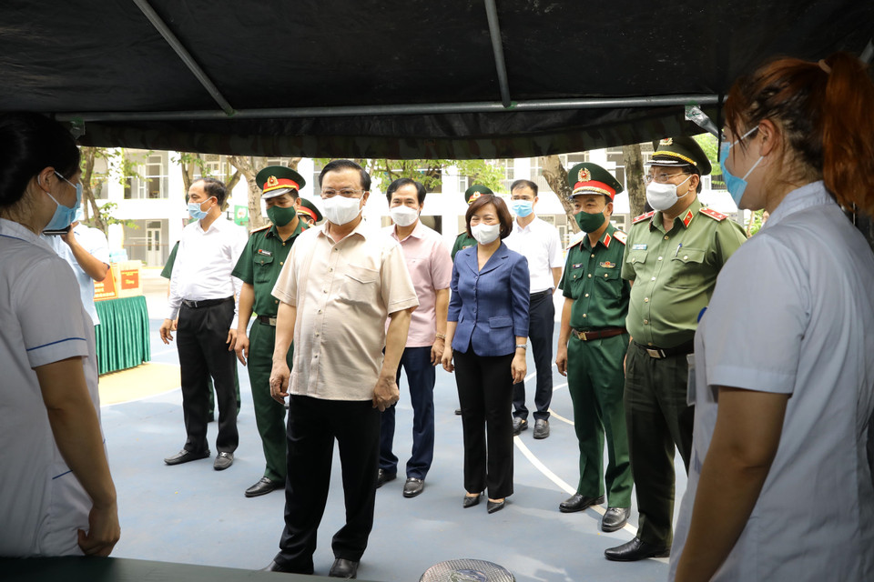 Bí thư Thành ủy Hà Nội Đinh Tiến Dũng kiểm tra Khu vực dự phòng cách ly y tế tại Trường Tiểu học Phú Thượng, phường Phú Thượng, quận Tây Hồ, Hà Nội. (Ảnh: Nguyễn Điệp/TTXVN)