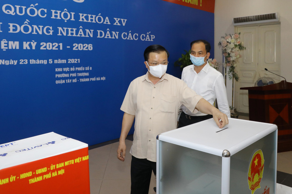 Bí thư Thành ủy Hà Nội Đinh Tiến Dũng kiểm tra công tác bầu cử và công tác phòng, chống dịch bệnh COVID-19 tại Khu vực bỏ phiếu số 8, phường Phú Thượng, quận Tây Hồ, Hà Nội. (Ảnh: Nguyễn Điệp/TTXVN)