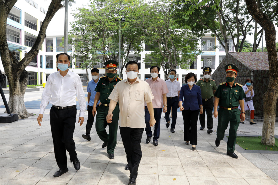 Bí thư Thành ủy Hà Nội Đinh Tiến Dũng kiểm tra Khu vực dự phòng cách ly y tế tại Trường Tiểu học Phú Thượng, phường Phú Thượng, quận Tây Hồ, Hà Nội. (Ảnh: Nguyễn Điệp/TTXVN)