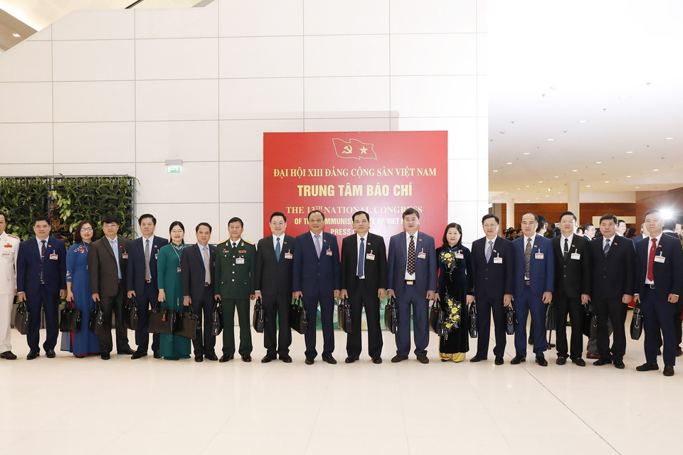 Đoàn đại biểu Đảng bộ tỉnh Bắc Kạn dự ngày làm việc chính thức thứ hai Đại hội XIII của Đảng. (Ảnh: TTXVN)