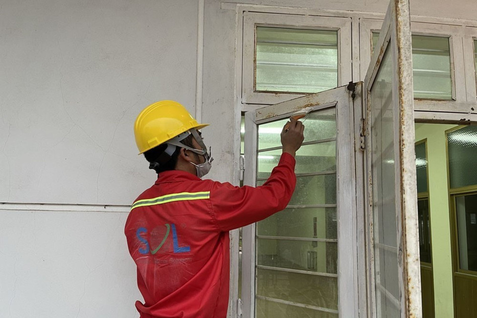 Công nhân thi công cải tạo lại các hạng mục trong Trung tâm thực hành thực nghiệm - Trường Đại học Sao Đỏ để đáp ứng yêu cầu điều trị COVID-19. (Ảnh: TTXVN phát)