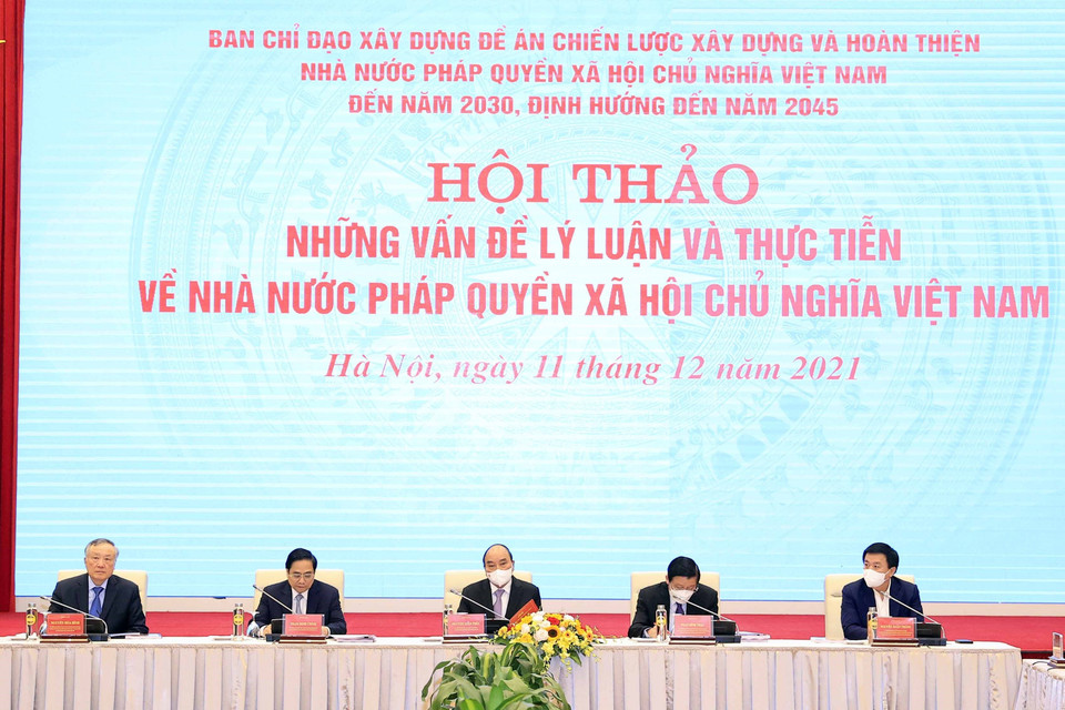 Chủ tịch nước Nguyễn Xuân Phúc, Trưởng Ban chỉ đạo xây dựng Đề án Chiến lược xây dựng và hoàn thiện Nhà nước pháp quyền xã hội chủ nghĩa Việt Nam đến năm 2030, định hướng đế năm 2045 cùng các Phó trưởng Ban và thành viên Ban Chỉ đạo chủ trì hội thảo. (Ảnh: Thống Nhất/TTXVN)