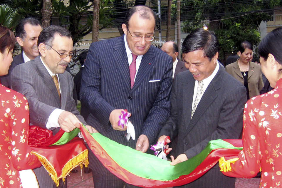 Thứ trưởng Bộ Ngoại giao Vũ Dũng và Bộ trưởng đặc trách Bộ Ngoại giao và Hợp tác Maroc, Đặc phái viên của Nhà Vua Maroc Taib Fassi Fihri cắt băng khai trương Đại sứ quán Vương quốc Maroc tại Hà Nội, ngày 7/8/2006. (Ảnh: Tùng Lâm/TTXVN)