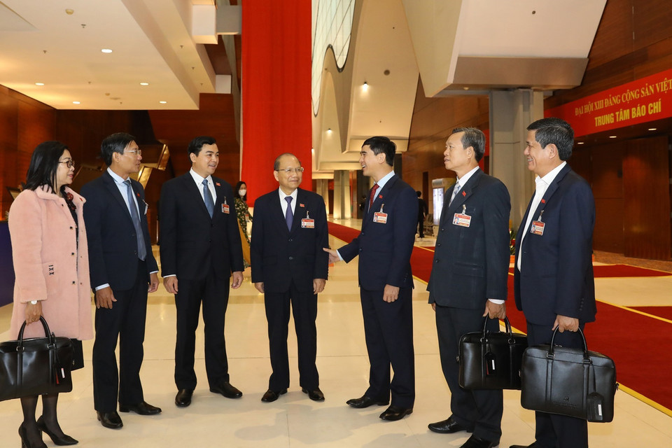 Đoàn đại biểu Đảng bộ tỉnh Ninh Thuận trước giờ làm việc sáng 29/1. (Ảnh: TTXVN)