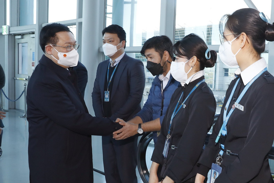 Lễ đón Chủ tịch Quốc hội Vương Đình Huệ tại Sân bay quốc tế Incheon, thủ đô Seoul. (Ảnh: Doãn Tấn/TTXVN)