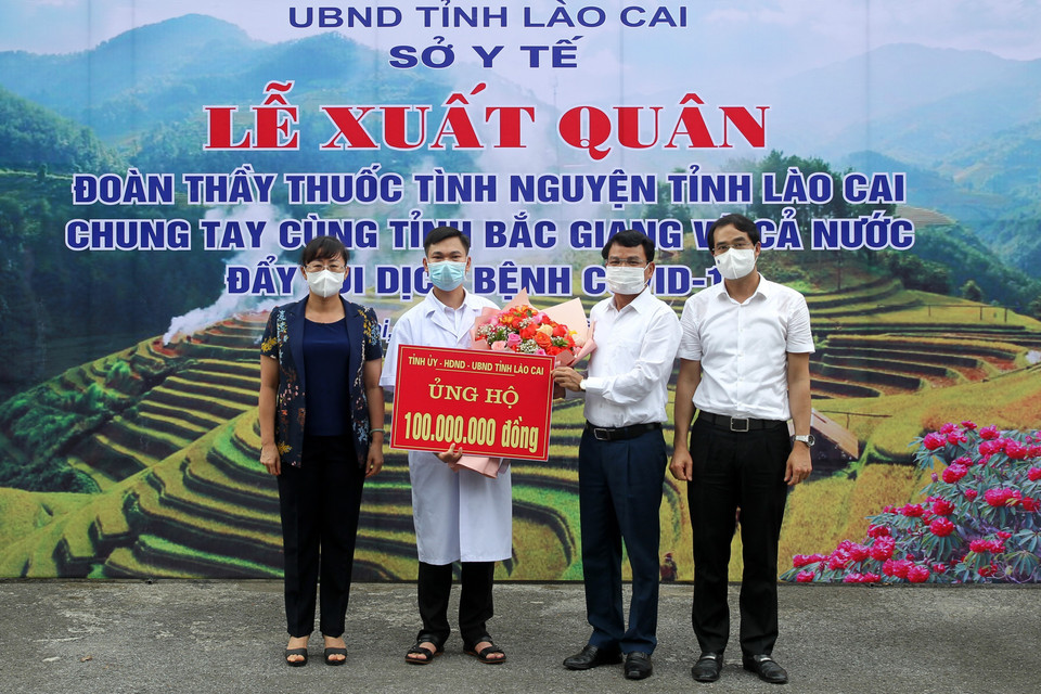 Tỉnh ủy, Hội đồng Nhân dân, Ủy ban Nhân dân, Ủy ban Mặt trận Tổ quốc tỉnh Lào Cai trao tặng 100 triệu đồng cho đoàn thầy thuốc tình nguyện lên đường làm nhiệm vụ. (Ảnh: Quốc Khánh/TTXVN)