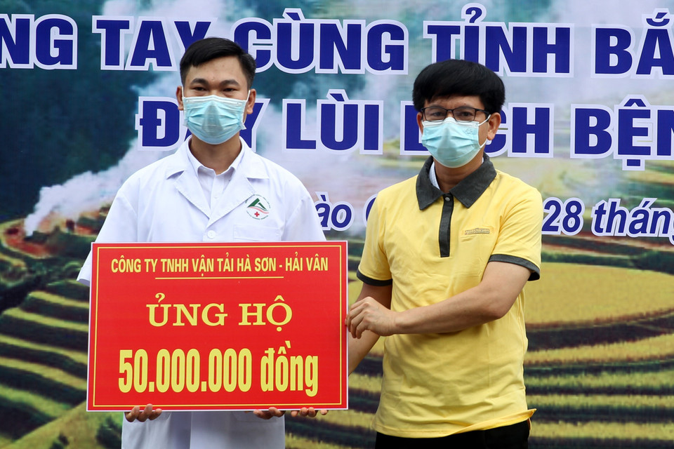 Các doanh nghiệp trao ủng hộ cho đoàn công tác. (Ảnh: Quốc Khánh/TTXVN)