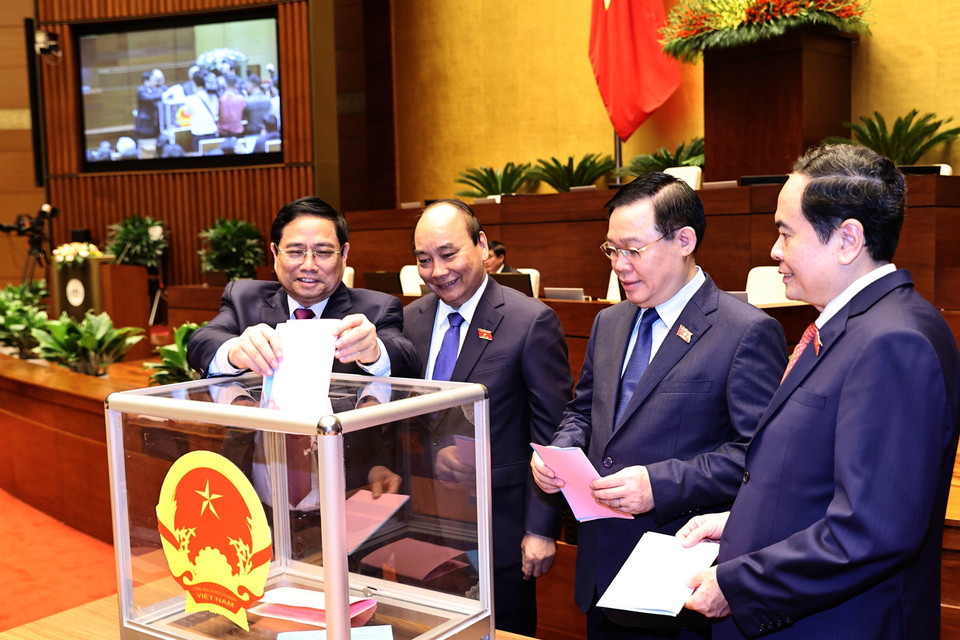 Chủ tịch nước Nguyễn Xuân Phúc, Thủ tướng Phạm Minh Chính, Chủ tịch Quốc hội Vương Đình Huệ bỏ phiếu phê chuẩn đề nghị việc bổ nhiệm một số Phó Thủ tướng Chính phủ, một số Bộ trưởng và thành viên khác của Chính phủ. (Ảnh: Trọng Đức/TTXVN)