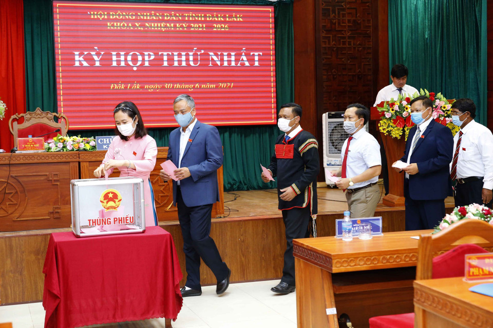 Đại biểu bỏ phiếu bầu các chức danh của Hội đồng Nhân dân, Ủy ban Nhân dân tỉnh Đắk Lắk khóa X. (Ảnh: Doãn Tấn/TTXVN)