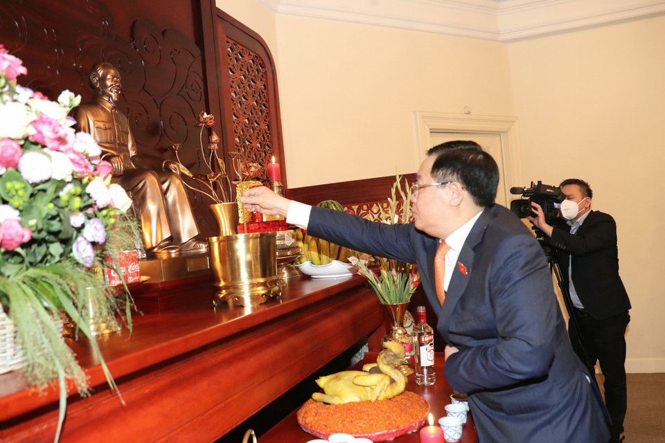 Chủ tịch Quốc hội Vương Đình Huệ dâng hương tưởng niệm Chủ tịch Hồ Chí Minh. (Ảnh: Doãn Tấn/TTXVN)