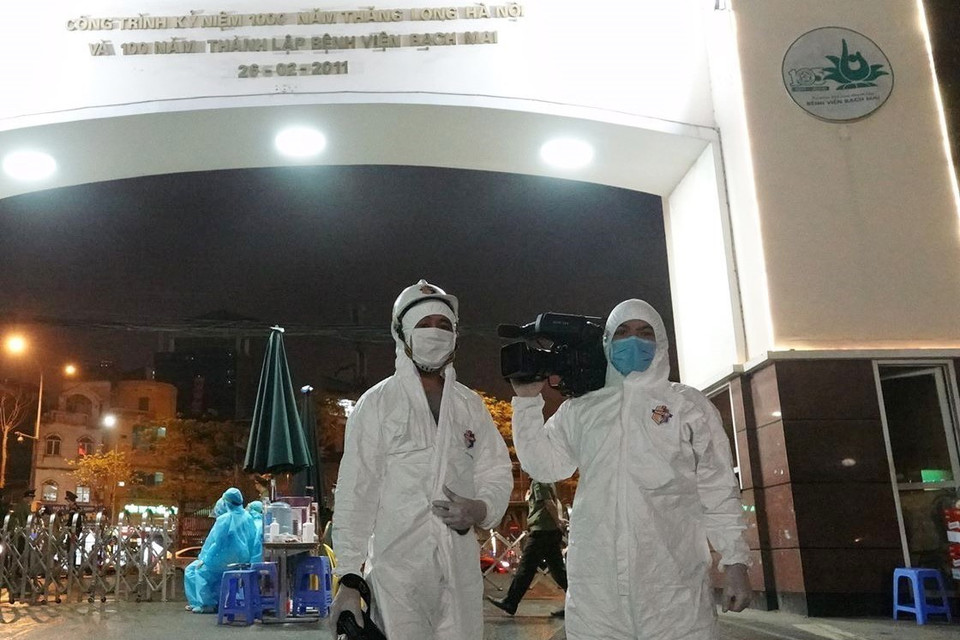 Phóng viên TTXVN tác nghiệp tại các khu vực phong tỏa phòng chống dịch COVID-19. (Ảnh: TTXVN)