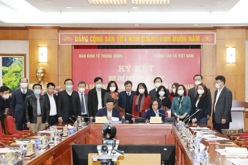 Ông Đỗ Ngọc An, Phó Trưởng Ban Kinh tế Trung ương và bà Vũ Việt Trang, Bí thư Đảng ủy, Tổng Giám đốc Thông tấn xã Việt Nam ký Quy chế phối hợp công tác. (Ảnh: Phương Hoa/TTXVN) 