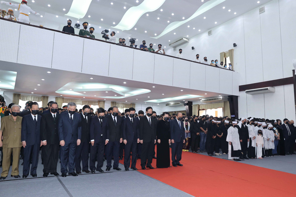 Thủ tướng Nguyễn Xuân Phúc, Chủ tịch Quốc hội Nguyễn Thị Kim Ngân cùng các đồng chí lãnh đạo, nguyên lãnh đạo Đảng và Nhà nước dự Lễ truy điệu đồng chí Trương Vĩnh Trọng. (Ảnh: Thống Nhất/TTXVN)