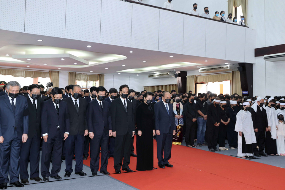 Thủ tướng Nguyễn Xuân Phúc, Chủ tịch Quốc hội Nguyễn Thị Kim Ngân cùng các đồng chí lãnh đạo, nguyên lãnh đạo Đảng và Nhà nước dự Lễ truy điệu đồng chí Trương Vĩnh Trọng. (Ảnh: Thống Nhất/TTXVN)