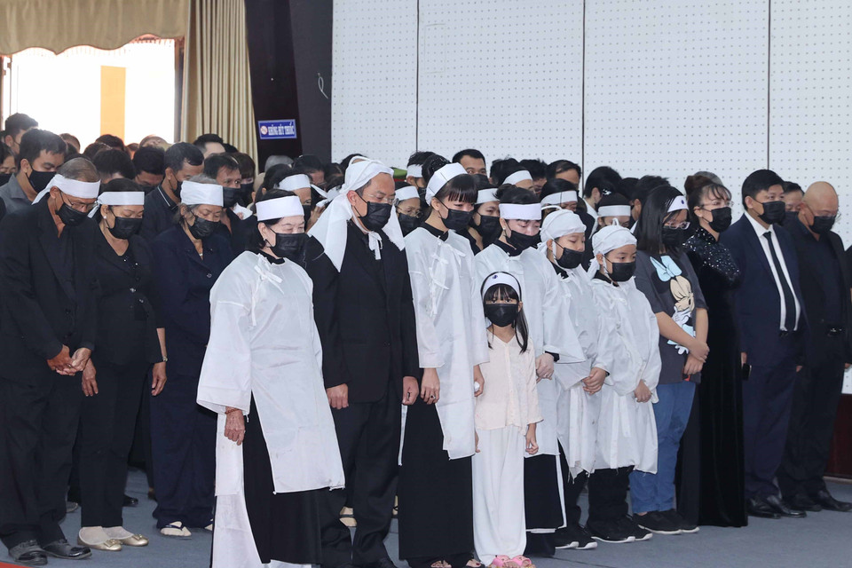 Gia quyến đồng chí Trương Vĩnh Trọng tại buổi lễ truy điệu. 