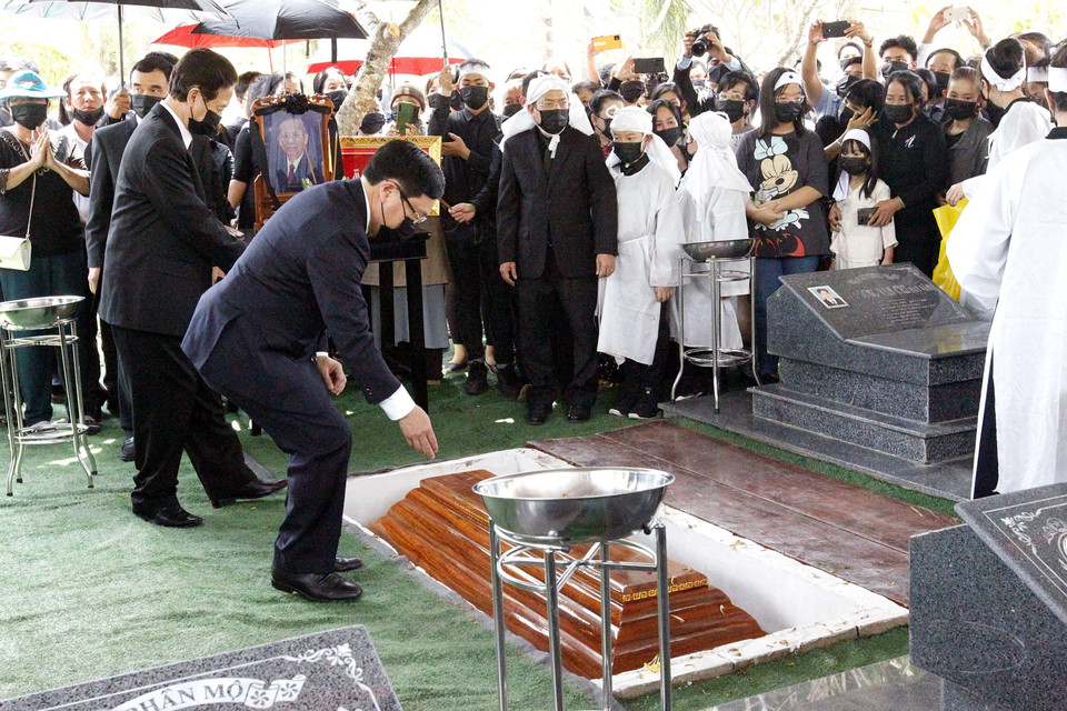 Lãnh đạo Đảng, Nhà nước thực hiện nghi lễ tiễn biệt đồng chí Trương Vĩnh Trọng. (Ảnh: Thanh Vũ/TTXVN)