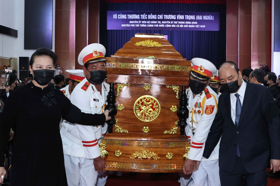 Thủ tướng Nguyễn Xuân Phúc, Chủ tịch Quốc hội Nguyễn Thị Kim Ngân di quan đồng chí Trương Vĩnh Trọng. (Ảnh: Thống Nhất/TTXVN)