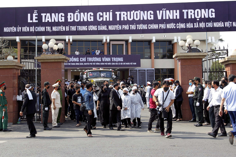 Đông đảo người dân trong và ngoài tỉnh Bến Tre cùng gia đình tiễn biệt đồng chí Trương Vĩnh Trọng về nơi an nghỉ cuối cùng. (Ảnh: Thanh Vũ/TTXVN)