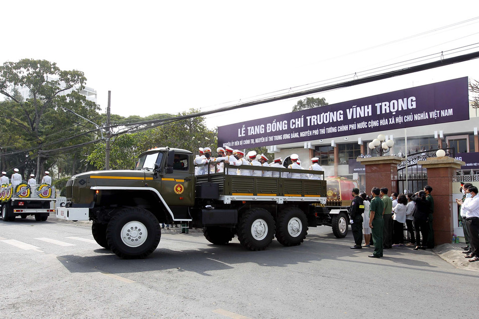 Linh xa đưa linh cũu đồng chí Trương Vĩnh Trọng về nơi an nghỉ cuối cùng. (Ảnh: Thanh Vũ/TTXVN)