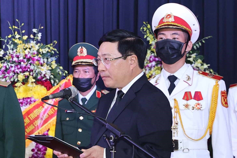 Ông Phạm Bình Minh, Ủy viên Bộ Chính trị, Phó Thủ tướng Chính phủ, Bộ trưởng Bộ Ngoại giao, Trưởng Ban Lễ tang đọc lời điếu. (Ảnh: Thống Nhất/TTXVN)