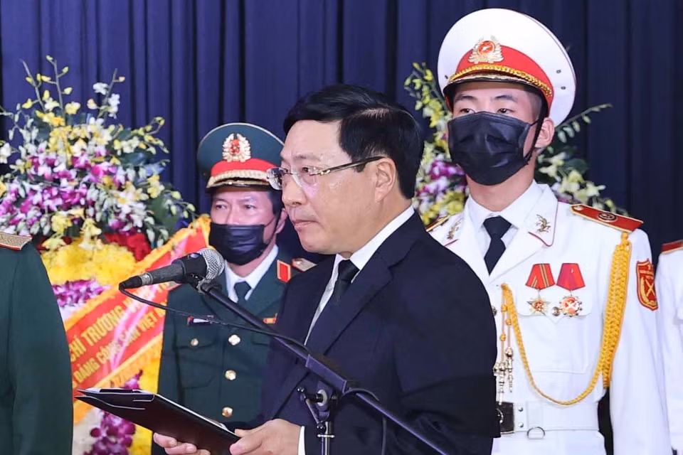 Ông Phạm Bình Minh, Ủy viên Bộ Chính trị, Phó Thủ tướng Chính phủ, Bộ trưởng Bộ Ngoại giao, Trưởng Ban Lễ tang đọc lời điếu. (Ảnh: Thống Nhất/TTXVN)