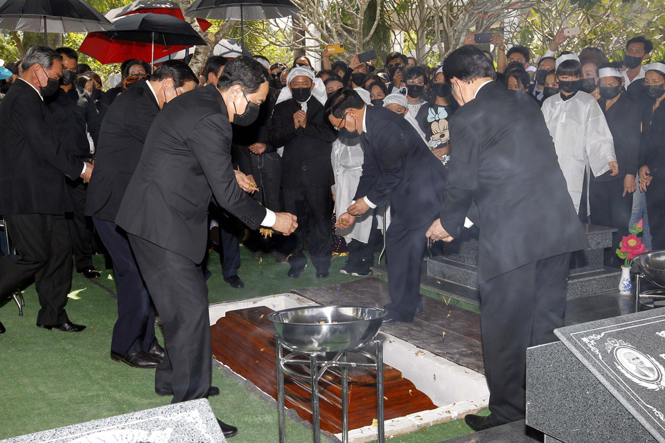 Lãnh đạo Đảng, Nhà nước thực hiện nghi lễ tiễn biệt đồng chí Trương Vĩnh Trọng. (Ảnh: Thanh Vũ/TTXVN)