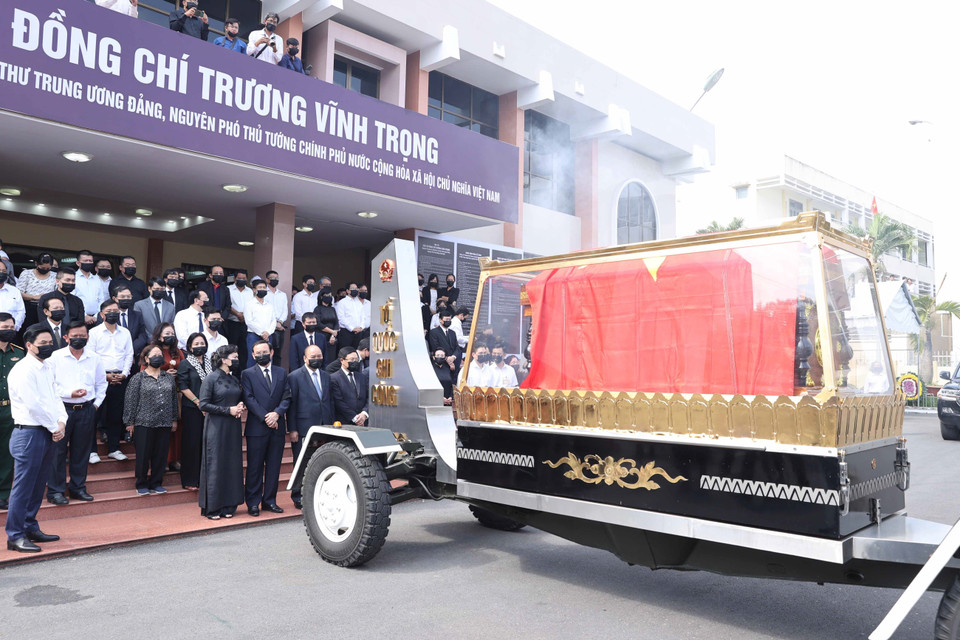 Di quan của đồng chí Trương Vĩnh Trọng được linh xa của Đoàn Nghi lễ Quân đội rước về Nghĩa trang Liệt sỹ tỉnh Bến Tre. (Ảnh: Thống Nhất/TTXVN)