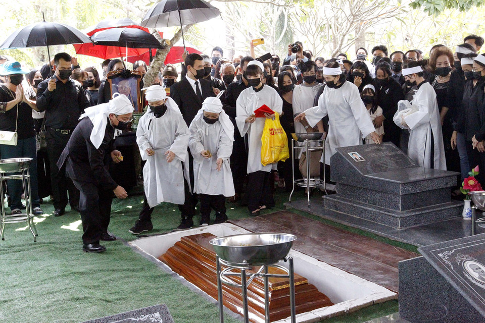 Lễ an táng đồng chí Trương Vĩnh Trọng tại nghĩa trang liệt sỹ tỉnh Bến Tre. (Ảnh: Thanh Vũ/TTXVN)