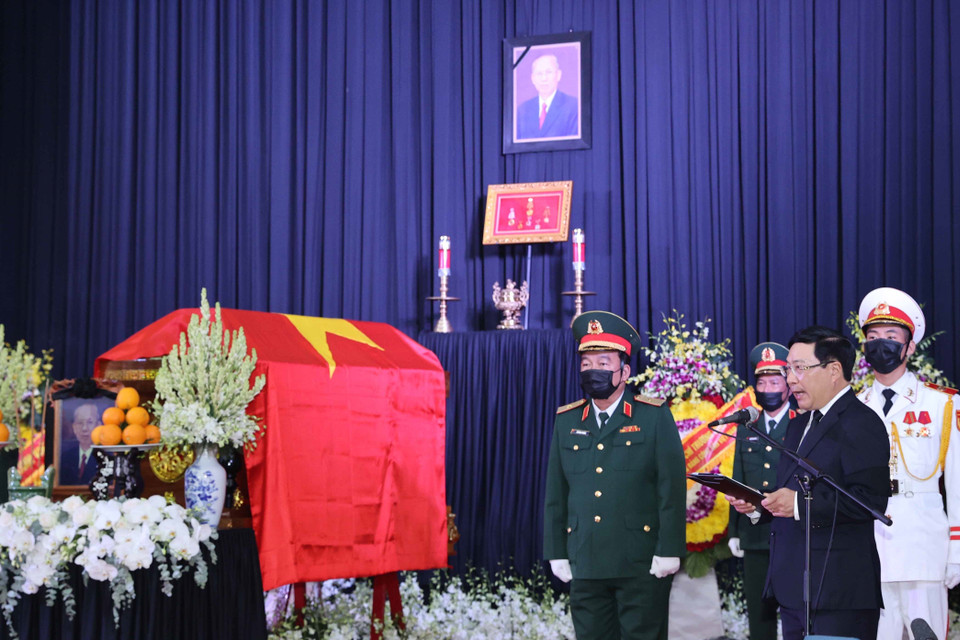 Ông Phạm Bình Minh, Ủy viên Bộ Chính trị, Phó Thủ tướng Chính phủ, Bộ trưởng Bộ Ngoại giao, Trưởng Ban Lễ tang đọc lời điếu. (Ảnh: Thống Nhất/TTXVN)