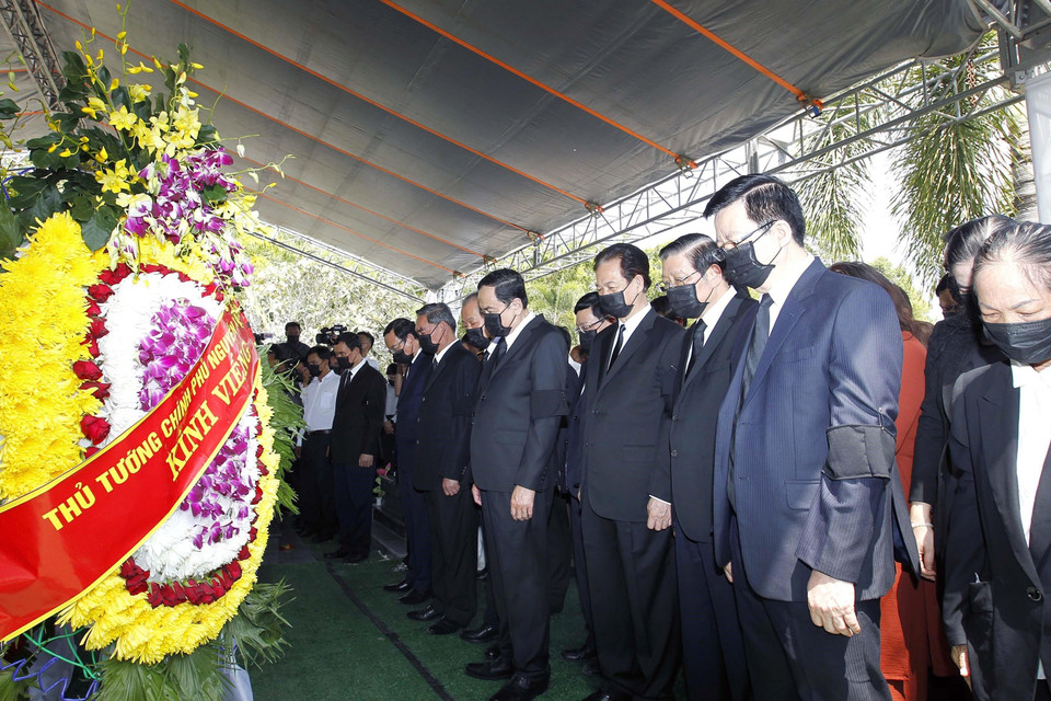 Lãnh đạo Đảng, Nhà nước dành phút mặc niệm tiễn biệt đồng chí Trương Vĩnh Trọng. (Ảnh: Thanh Vũ/TTXVN)