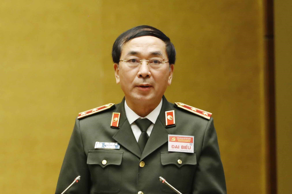 Trung tướng Trần Quốc Tỏ, Ủy viên Trung ương Đảng, Thứ trưởng Bộ Công an trình bày tham luận tại hội nghị. (Ảnh: Phương Hoa/TTXVN)