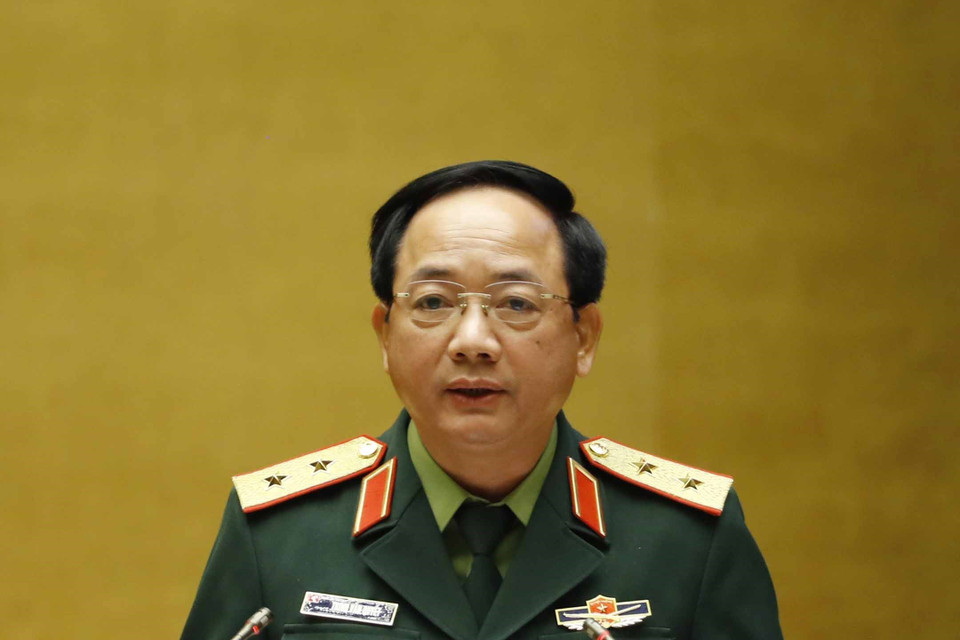 Trung tướng Trịnh Văn Quyết, Ủy viên Trung ương Đảng, Phó Chủ nhiệm Tổng cục Chính trị Quân đội nhân dân Việt Nam trình bày tham luận tại hội nghị. (Ảnh: Phương Hoa/TTXVN)