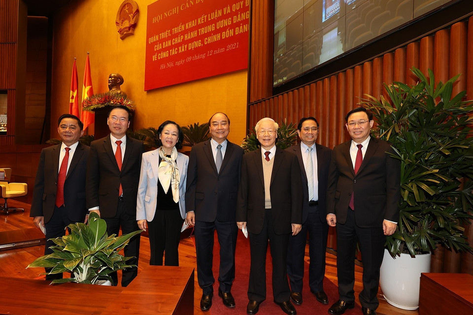 Tổng Bí thư Nguyễn Phú Trọng cùng các đồng chí lãnh đạo Đảng, Nhà nước dự hội nghị. (Ảnh: Trí Dũng/TTXVN)