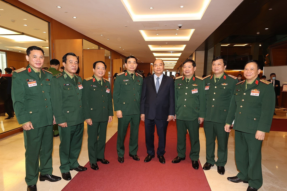 Chủ tịch nước Nguyễn Xuân Phúc với các đại biểu quân đội dự hội nghị. (Ảnh: Trí Dũng/TTXVN)