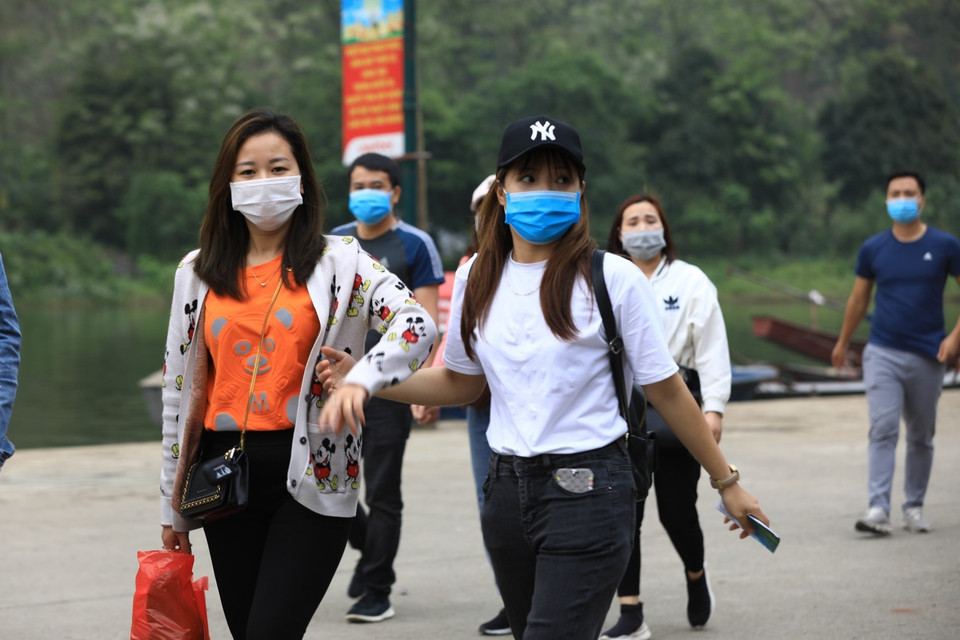 Các bạn trẻ đi lễ chùa, tham quan, vãn cảnh chùa Hương đều phải thực hiện nghiêm thông điệp 5K của Bộ Y tế, trong đó có việc đeo khẩu trang phòng chống dịch. (Ảnh: Thành Đạt/TTXVN)