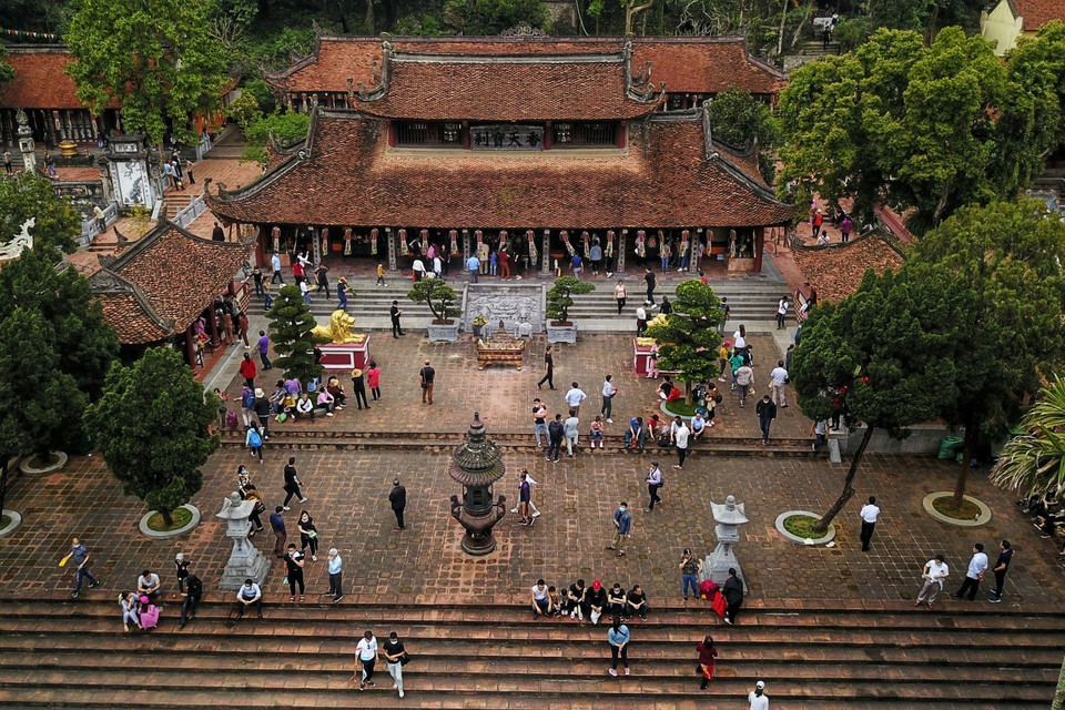 Chùa Thiên Trù nhộn nhịp trong ngày chùa Hương chính thức mở cửa trở lại. (Ảnh: Thành Đạt/TTXVN)