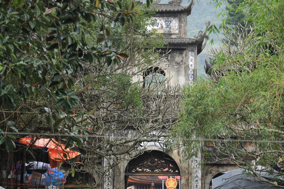 Du khách nhộn nhịp đi tham quan, lễ chùa Hương trong ngày đầu mở cửa trở lại. (Ảnh: Thành Đạt/TTXVN)