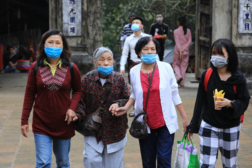 Du khách đến lễ chùa, tham quan, vãn cảnh chùa Hương đều phải thực hiện nghiêm thông điệp 5K của Bộ Y tế, trong đó có việc đeo khẩu trang phòng chống dịch. (Ảnh: Thành Đạt/TTXVN)