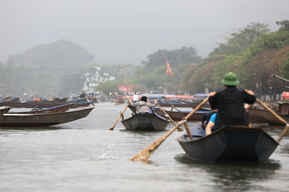 Suối Yến trở lại cảnh nhộn nhịp vốn có trong dịp lễ hội với những chuyến đò chở khách tham quan liên tục rời bến Đục Khê. (Ảnh: Thành Đạt/TTXVN) 