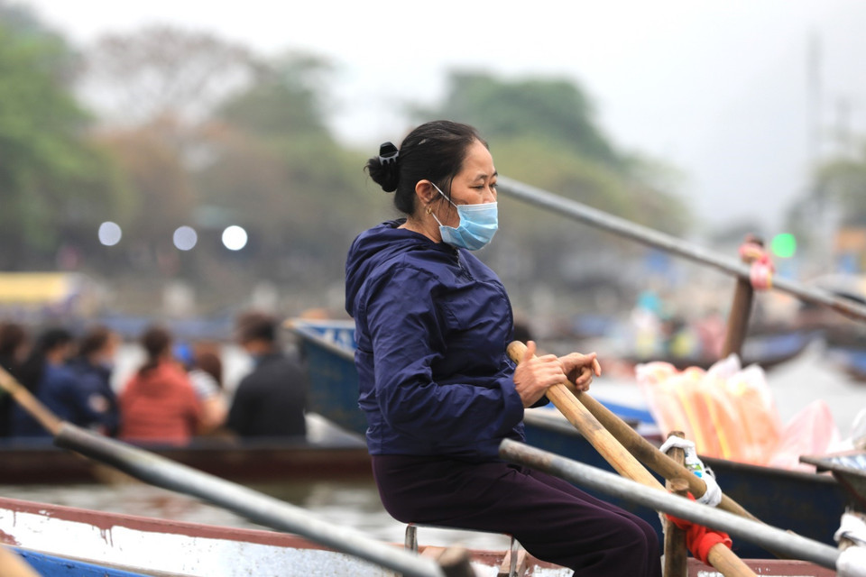 Người lái đò nghiêm túc đeo khẩu trang phòng chống dịch COVID-19. (Ảnh: Thành Đạt/TTXVN)