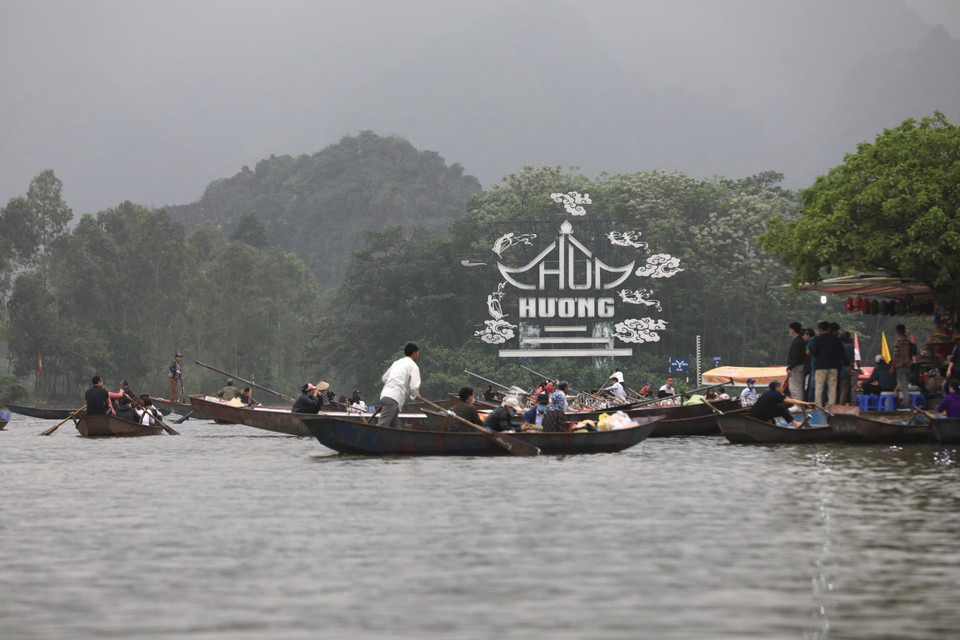 Những chuyến đò chở khách tham quan nhộn nhịp trở lại trên dòng suối Yến. (Ảnh: Thành Đạt/TTXVN)