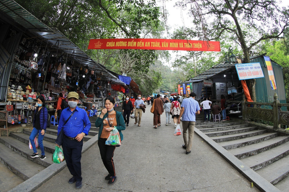  Đường lên chùa Thiên Trù khá thông thoáng trong đầu buổi sáng 13/3. (Ảnh: Thành Đạt/TTXVN)