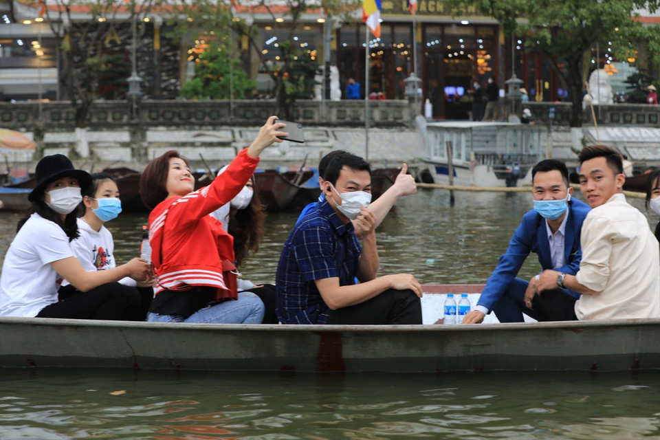 Niềm hân hoan thể hiện rõ trên gương mặt những "nam thanh, nữ tú" sau bao ngày chờ đợi để được quay lại chùa Hương. (Ảnh: Thành Đạt/TTXVN) 